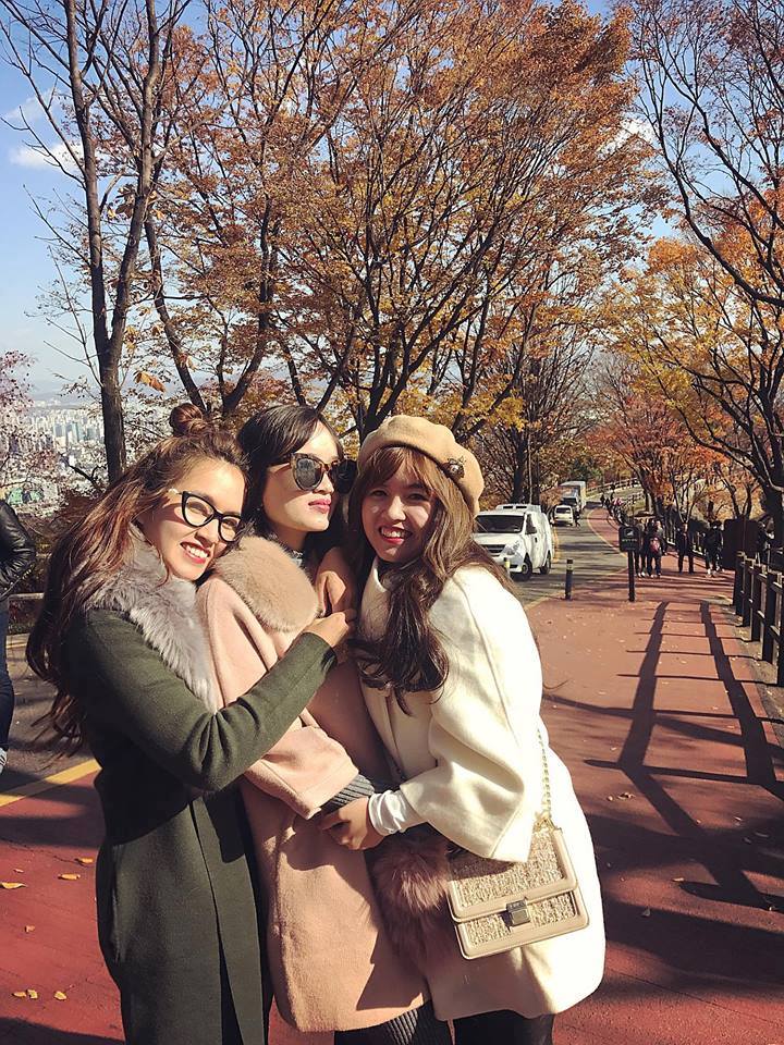 THE SINH TOURISTS