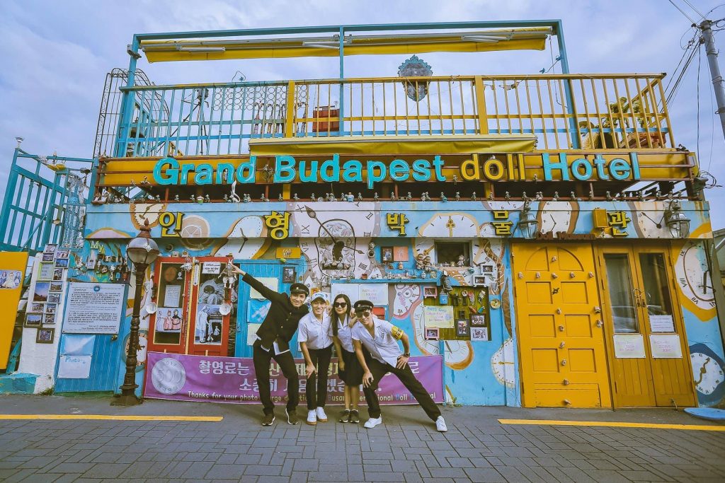 THE SINH TOURISTS