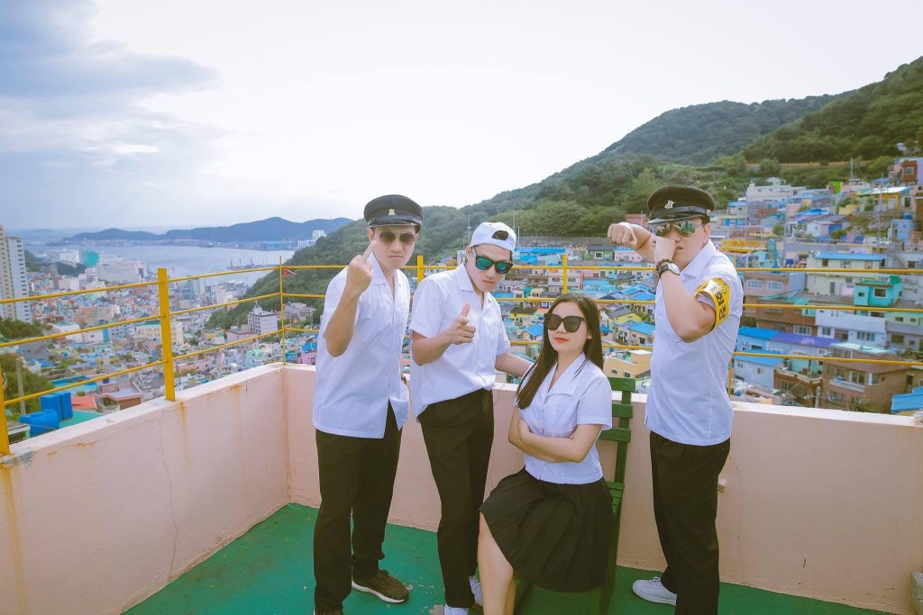 THE SINH TOURISTS