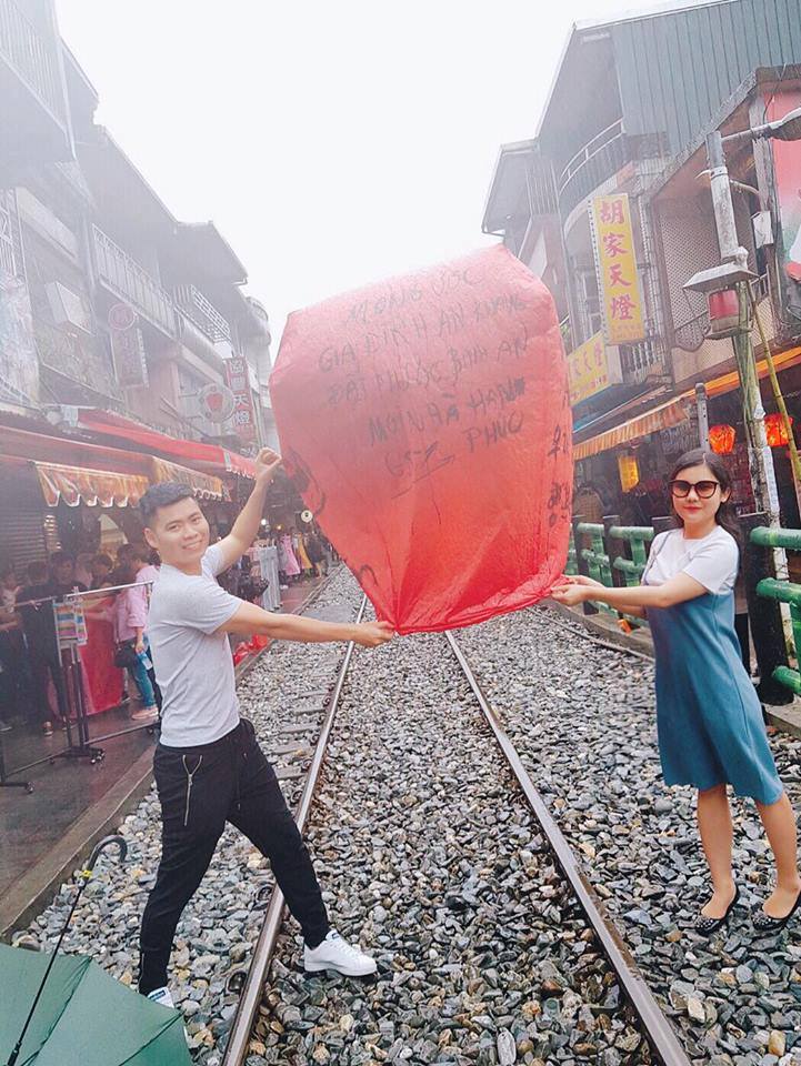 THE SINH TOURISTS