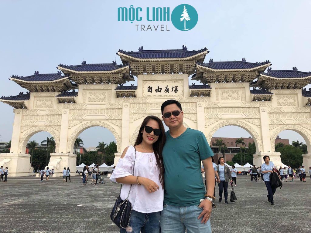 THE SINH TOURISTS