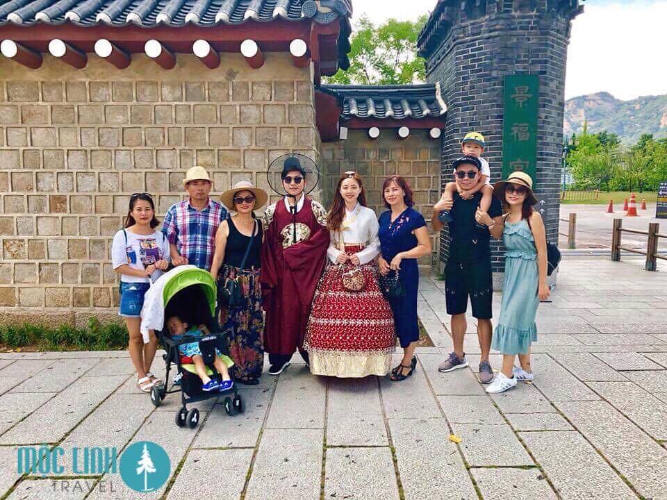 THE SINH TOURISTS