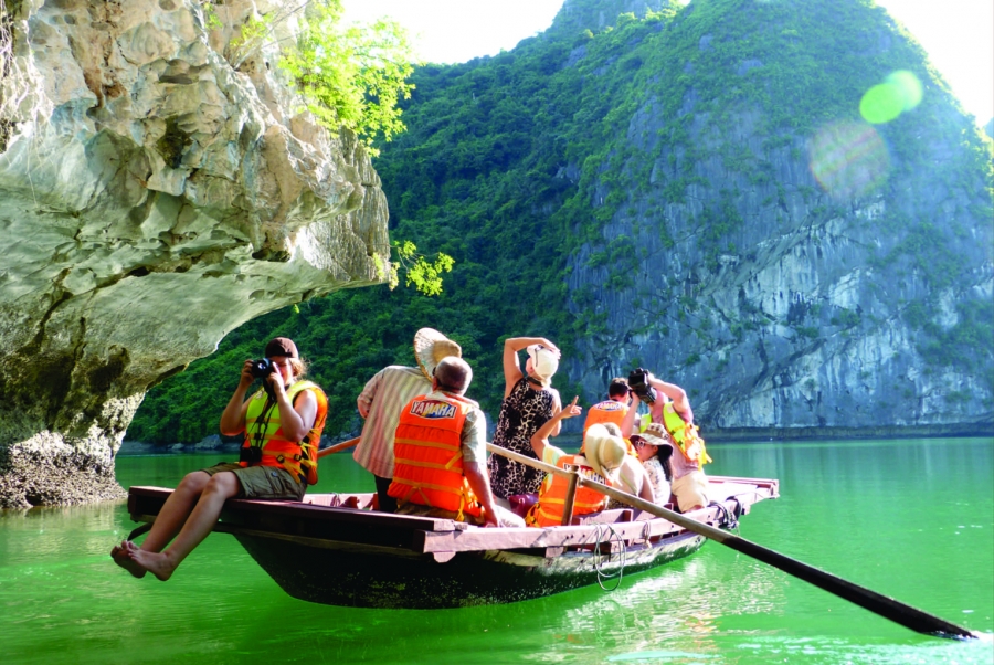 THE SINH TOURISTS