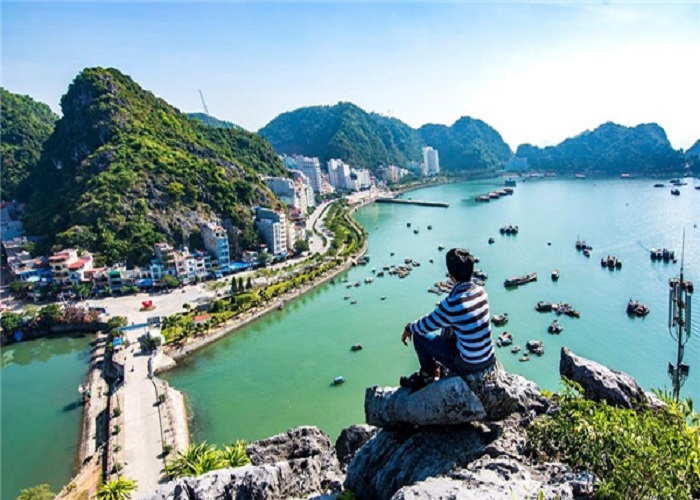 THE SINH TOURISTS
